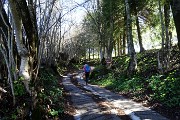 27 Su strada cementata in decisa salita